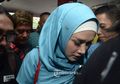 Dikawal 6 Pria Berbadan Tegap, Mulan Jameela Jenguk Ahmad Dhani di Rutan Medaeng Sidoarjo