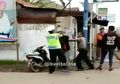 Menolak Ditilang Seorang Remaja Nekat Ajak Ribut Polisi di Pinggir Jalan