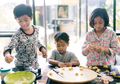 Widi Mulia Mengajarkan Anak Memasak kepada Anak Laki-laki, Bermanfaatkah?