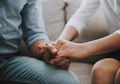 Penelitian: Genggaman Tangan Pasangan Bisa Mengurangi Rasa Sakit