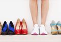 Suka Memakai Sepatu di Dalam Ruangan? Inilah 3 Bahaya yang Mengintaimu