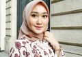 6 Gaya Terbaik Dian Pelangi yang Elegan Dipakai Kondangan. Stunning!
