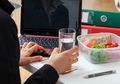 6 Alasan Kita Gampang Lapar di Waktu Kerja, Salah Satunya Makan di Depan Komputer