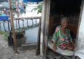 Kisah Pilu Nenek yang Hidup di Gubuk Mungil Tepi Kota Padang, Hanya Andalkan Makan dari Tetangga
