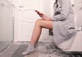 Bahaya! Jangan Lagi Bawa Smartphone Saat Lagi Buang Air Besar!