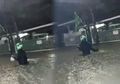 Tak Peduli Banjir Sepinggang, Driver Ojol ini Terjang Banjir demi Antarkan Orderan Makanan