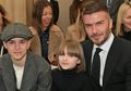 Super Cute! Manisnya 5 Gaya Modis Putri David Beckham, Harper Beckham dengan Outfit Hitam
