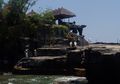 Eksotisme Tanah Lot Bali dengan Ular Suci yang Setia Menjaganya