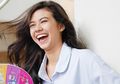 5 Inspirasi Memakai Sneakers Putih ala Yuki Kato. Kece & Manis!
