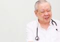 Inspiratif! Tulusnya Dokter Lo, Dokter asal Solo yang Ikhlas Periksa Pasien tanpa Minta Bayaran Bahkan Obatnya pun Gratis