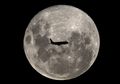 Foto-foto Fenomena Langka Super Snow Moon Ini Bikin Kita Tercengang!