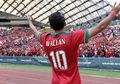 Timnya Berhasil Promosi, Ezra Walian Lakukan Selebrasi di Ruang Ganti Sambil Bawa Bendera Indonesia