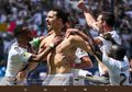 Detik-detik Zlatan Ibrahimovic Menenangkan Maskot Muda Pertandingan yang Gugup
