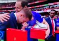 Pelukan Mantan Kiper Chelsea untuk Aaron Ramsey yang Menangis saat Berpamitan dengan Arsenal