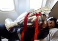 Kelelahan, Mohamed Salah Sampai Tidur Peluk Trofi Liga Champions di Pesawat