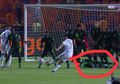 Kocak! Hadapi Tendangan Geledek Riyad Mahrez, Pemain Nigeria Tergeletak di Lapangan