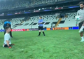 VIDEO - Momen Menyentuh saat Mohamed Salah Ajak Main Fan Difabel