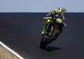 VIDEO - Cuplikan Kaki Valentino Rossi Nyaris Terlindas Motor Joan Mir