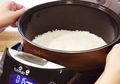Stop Cuci Beras Langsung di Panci Rice Cooker, Bisa Meracuni Keluarga!