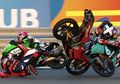Ingatkan Sepang Clash 2015 Rossi-Marquez, Pebalap Tim Malaysia Lancarkan Tendangan Kungfu ke Pebalap Tim Indonesia