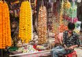 Makna Tradisi Kalung Bunga di India