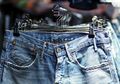 Mengapa Celana Jeans Kebanyakan Berwarna Biru?
