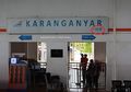 Apa Makna Angka dan Tanda yang Ada di Sudut Papan Nama Stasiun?