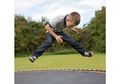 Loncat di Atas Trampolin atau Lari, Mana yang Lebih Baik?