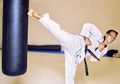 Meskipun Terlihat Sama, Karate dan Taekwondo Itu Berbeda, Apa Bedanya?
