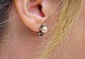 Sejak Kapan Ada Tradisi Anak Perempuan Memakai Anting?