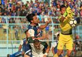 Video - Gol Berkelas Striker Tertukar Arema FC, Hamka Hamzah Kolongi Kiper Lawan