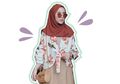 6 Inspirasi Fashion Hijab dengan Motif Floral yang Enggak Kelihatan Tua