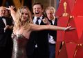 10 Pose Foto Candid Seleb Hollywood yang Paling Kocak & Apa Adanya!