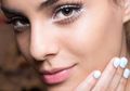 Bikin Mata Terlihat Segar dengan Tren Makeup Eyeliner Pencil yang Bisa Kita Coba