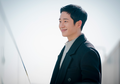 Enggak Ada Obat! 5 Seleb Korea Ini Terlihat Cool Banget Pakai Setelan Jas di Drama Korea