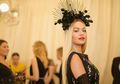 15 Aksesori Kepala Keren dan Unik yang Dipakai di Met Gala 2018