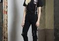 Coba 10 Gaya Memadukan Kaos Hitam & Jeans ala Seleb Korea yang Kasual & Stylish!