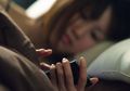 Apakah Benar Cahaya Gadget Bisa Merusak Kecantikan Kulit Kita?