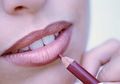 Ikuti 8 Tips & Trik Memakai Lip Liner Biar Terlihat Natural & Kece