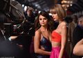 Tentukan Dress Terbaik dan Teraneh Para Seleb Cewek di Karpet Merah Grammy Award 2016!