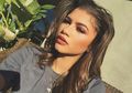7 Tips Rambut Tebal dan Terlihat Natural dari Zendaya