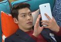 Ini yang Cowok Pikirkan Ketika Menunggu Balasan Chat dari Cewek