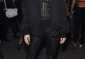 10 Inspirasi Fashion Serba Hitam Untuk Cewek Tomboy Menurut Kendall Jenner