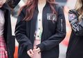 10 Inspirasi Fashion Tampil Feminin Casual Memakai Bomber Jacket Ala Seleb Korea