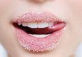 Gampang dan Murah! 4 Langkah Mudah Bikin Lipscrub Sendiri di Rumah