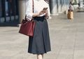 Intip 7 Inspirasi Padu Padan Midi Skirt dari Seleb Korea yang Wajib Kita Tiru