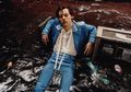 6 Inspirasi Mix and Match Gaya Khas Harry Styles yang Wajib Kita Tiru