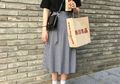 10 Inspirasi Mix and Match Midi Skirt dan Sneakers ala Street Styler Dunia Buat Buka Puasa Bersama