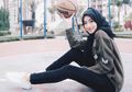 10 Inspirasi Mix n Match Hijab Hitam ala Selebgram Shirin Al Athrus. Jadi Enggak Membosankan!