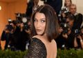 Tiru 3 Makeup Look Bella Hadid Ini dengan Produk Lokal di Bawah 100 Ribu!